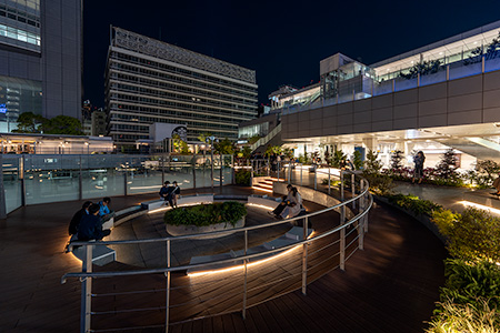 バスタ新宿　歩行者広場の夜景