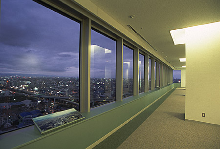 東大阪市役所　展望ロビーの夜景