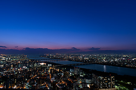 梅田スカイビル空中庭園の夜景