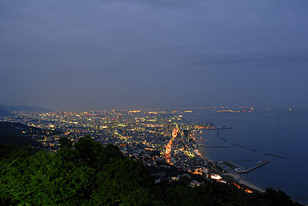 須磨浦山上園地　回転展望閣の夜景