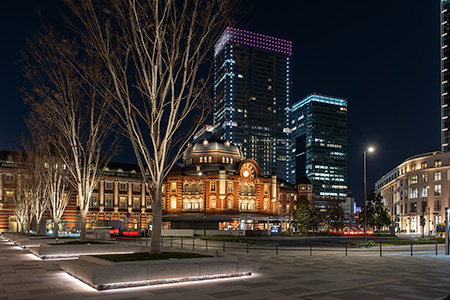 東京駅・丸の内駅前広場の夜景